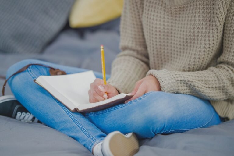 How to Start Daily Text Journaling: A Simple Guide